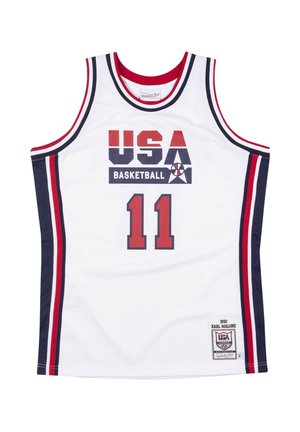 Camiseta blanca de baloncesto de EE.UU. con ribete rojo y azul marino, número 11, y etiqueta con el nombre Karl Malone 1992 en la parte inferior.