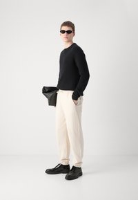 BOSS LARSEN - Auduma bikses - open white