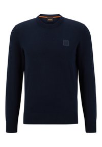 Tmavě modrý svetr s dlouhými rukávy ve stylu crewneck, s žebrovanými manžetami a lemováním, který má na hrudi malé embosované logo BOSS.