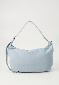 Šviesiai mėlyna audinio hobos forma rankinė su išlenkta forma, viena rankena ir subtiliu siuvimo detalėmis palei pagrindą. Lygus tekstūra ir kasdienis dizainas.