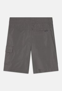 Pantalones cortos de carga grises con cintura elástica, bolsillo lateral de carga y un bolsillo trasero con parche, adornado con detalles de costura en contraste.