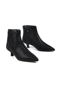 Czarne plecione botki za kostkę z ostrymi noskami, z zamkiem błyskawicznym i małymi obcasami. Teksturowany wzór podkreśla design.