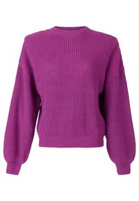 Fialový pletený svetr s kulatým výstřihem, žebrovanou texturou a balónovými rukávy. Má zkrácený střih a jemné diagonální švy.