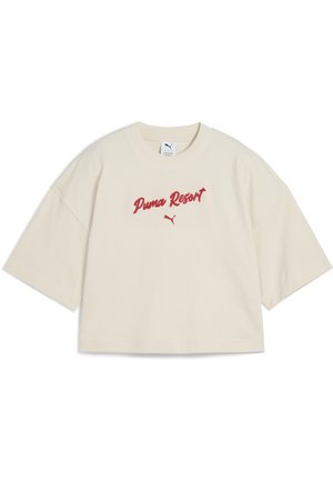 Valkoinen t-paita, jossa on lyhyet, leveät hihat. Edessä on punainen "Puma Resort" -logo printattuna. Pehmeää puuvillakangasta.