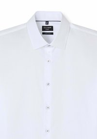 Weißes, super eng anliegendes Herrenhemd mit verbreitetem Kragen und vier sichtbaren Knöpfen, beschriftet mit Olymp Nr. 6 Six, Größe 40/15¾.