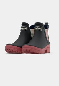 Μαύρα ελαστικά μποτάκια αστραγάλου με κόκκινη σόλα και επένδυση με καρώ σχέδιο. Διαθέτουν θηλιά για τράβηγμα και λογότυπο Barbour στο μπροστινό μέρος. Υφή πέλματος για καλύτερη πρόσφυση.