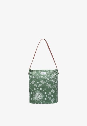 Zielona torba na ramię z białymi wzorami kwiatowymi i paisley, brązowym paskiem oraz białą naszywką "ROXY" na środku przedniej części.