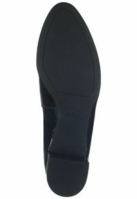 Semelle de chaussure en cuir noir avec un léger talon, texture lisse et forme incurvée. Présente une marque et un motif de grip en caoutchouc pour plus de traction.