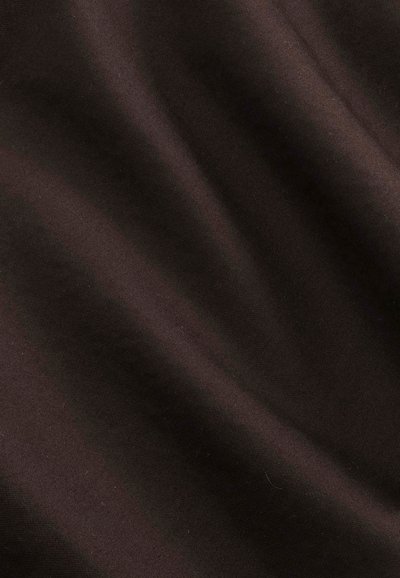 Sötétbarna, sima tapintású szövet, puha hullámokkal és finom fényességgel, gazdag, mély színnel és egységes megjelenéssel.