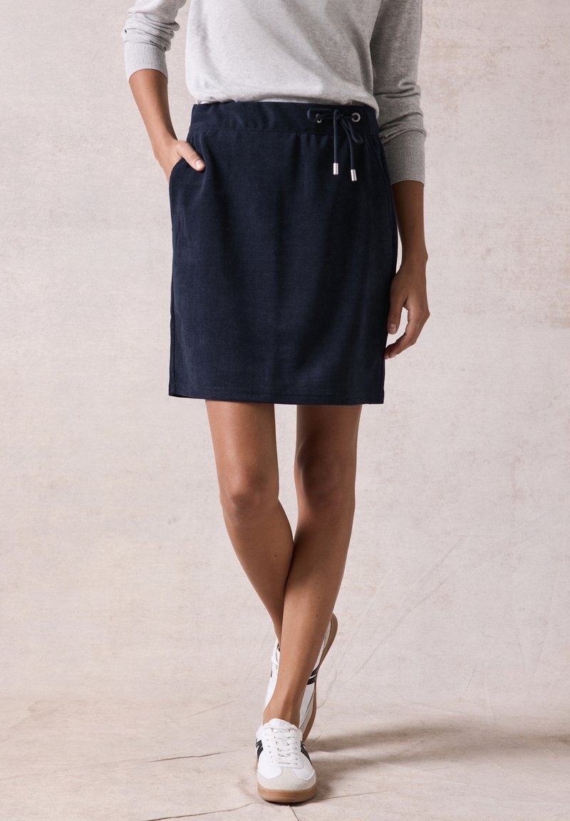 Marineblauer, knielanger Rock aus weichem Stoff mit einem elastischen Bund und Kordelzug sowie seitlichen Taschen. Glatte Textur.