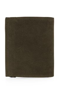 Cartera de ante verde con una textura suave, que presenta detalles de pespunte y un pequeño acento de tela estampada en la costura inferior.