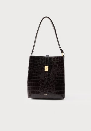 Fekete krokodilbőr mintázatú bőr bevásárlótáska egyetlen pánttal és aranyszínű kapocsdísszel az elején.