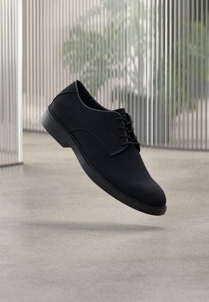 Šnurovačky - black