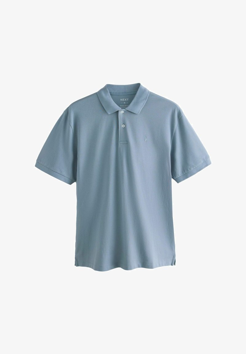 Polo shirt bleu clair à manches courtes avec deux boutons et un petit logo brodé sur la poitrine gauche, présenté sur un fond blanc.