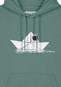 Sweat à capuche vert avec un motif de bateau en papier et d'astronaute. Dispose d'œillets en métal et d'une poche avant. Texture de tissu lisse.