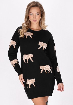 Robe pull noire avec des motifs de tigre beiges. Matériau en tricot avec une coupe décontractée, un col rond et des manches longues.