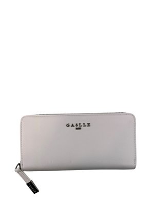 Portafoglio in pelle grigia chiaro con chiusura a zip, presenta il logo del marchio in rilievo, una texture liscia e un piccolo etichetta di tessuto con il marchio.