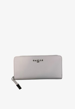 Portafoglio in pelle grigia chiaro con chiusura a zip, presenta il logo del marchio in rilievo, una texture liscia e un piccolo etichetta di tessuto con il marchio.