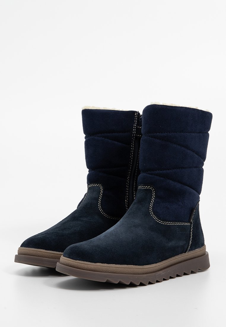 Navyblaue Wildleder-Stiefeletten mit gestepptem Oberteil, weißem Fellfutter und kontrastierendem beigem Nähen. Verfügt über eine strukturierte Gummisohle.