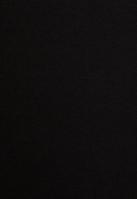 Černá texturovaná tkanina s jednotným matným povrchem, obsahující jemný vzor tkaní a hladký, odolný povrch.