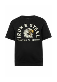 Sudadera de manga corta negra con un gráfico de un águila y texto que dice "Tradición de Hierro y Acero Estd 1880" en color crema y amarillo.