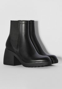 Bershka Botines bajos - black