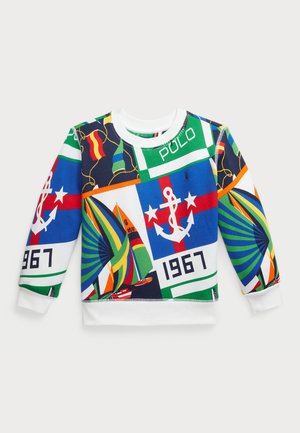 Krāsains kokvilnas džemperis ar dažādiem rakstiem, tostarp enkuriem, karogiem un ģeometriskām formām zilos, zaļos, sarkanos un dzeltenos toņos.