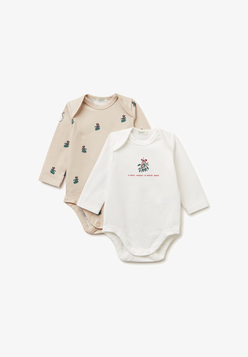 Dos bodies de manga larga: uno en beige con bordado de muérdago verde y rojo, y otro en blanco con bordado similar y texto en la parte inferior.