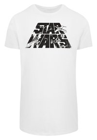 Hvit T-skjorte med grafisk design som har ordene "STAR WARS" i svart, med romrelaterte elementer og kjøretøy.