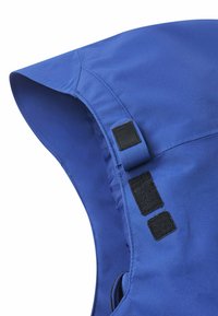 Blauer Kapuzenweste aus glattem Stoff, mit schwarzen Klettverschluss-Riemen an der Seite und einem abgerundeten Saum.