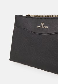 Anna Field Taška s příčným popruhem - black