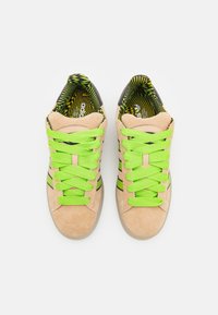 adidas Originals CAMPUS 00S GLOW IN THE DARK UNISEX - Trainers - magic beige/semi solar green/core black