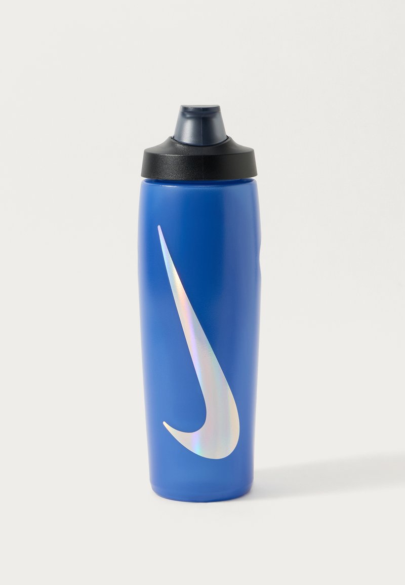 Sinine spordiveepudel musta korkiga, mille küljel on suur iridescentne swoosh logo. Sile matte tekstuur.