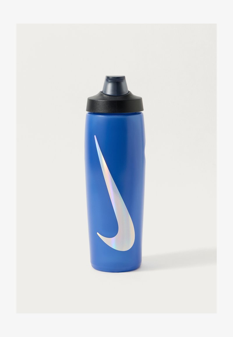 Sinine spordiveepudel musta korkiga, mille küljel on suur iridescentne swoosh logo. Sile matte tekstuur.