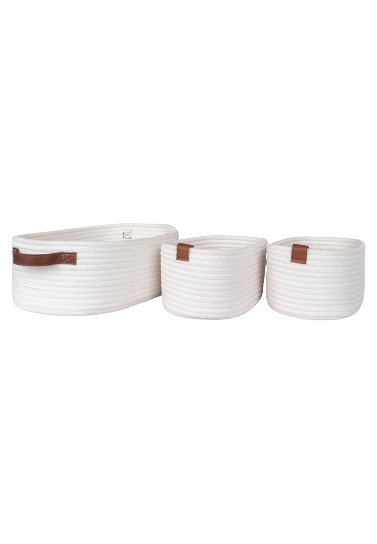 Ensemble de trois paniers de rangement tissés blancs avec un tissu texturé, présentant des accents et des poignées en cuir marron ; tailles et formes diverses.