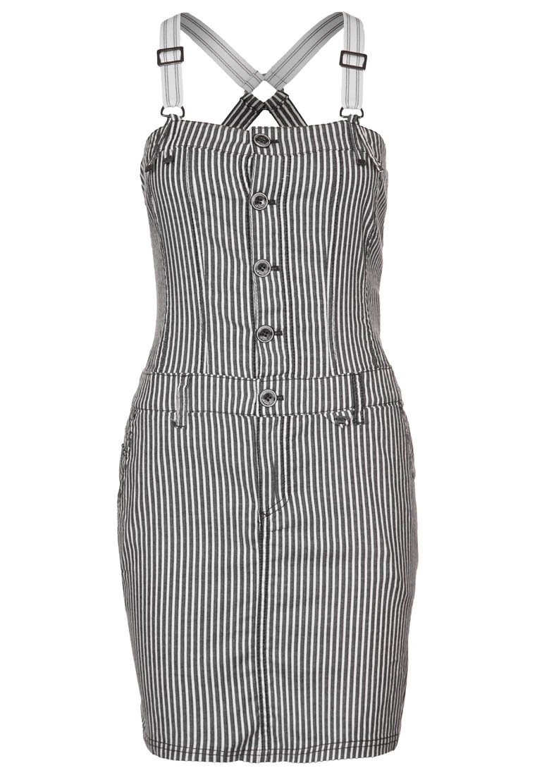 Gestreiftes Kleid mit verstellbaren Trägern, Knopfverschluss, tailliertem Oberteil und knielangem Rock aus schwarz-weißem Stoff mit strukturierter Oberfläche.