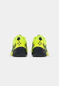 Neon žluté sportovní boty s námořnickými akcenty, texturovaný síťový svršek a vzorovaná gumová podrážka. Obsahují poutko na patě.