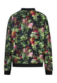 Langermige jas met zwarte kraag en manchetten, met een levendig tropisch blad- en bloemenpatroon in groen, roze, oranje en zwarte kleuren.