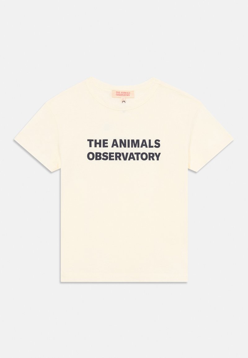 Oficialiai balta trumpomis rankovėmis marškinėliai su juodu tekstu "GYVŪNŲ STEBĖJIMAS" centre priekyje, priešais vientisą foną.