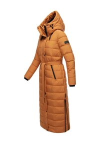 Longue doudoune orange avec un col montant et une capuche. Présente une taille ceinturée, deux zips latéraux et des accents noirs contrastants.