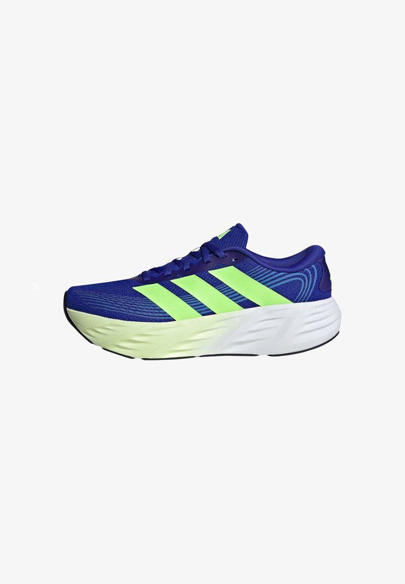Chaussure de course bleue avec des bandes vert néon et une semelle blanche épaisse, vue latérale sur fond blanc.
