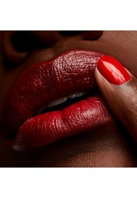 MAC CREMESHEEN LIPSTICK czerwony