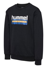 Sort langærmet crewneck-sweatshirt med hvidt "hummel"-tekst og gul "SPORTSWEAR"-label over en blå stribet baggrund foran.