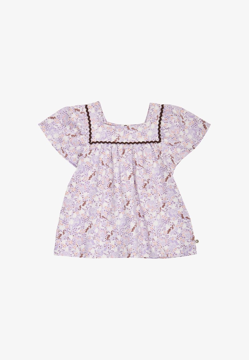 Blouse lavande à manches courtes avec motif floral, encolure carrée et bordure ondulée brun foncé le long de la poitrine.