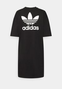 Robe t-shirt noire en coton avec un col rond et des manches courtes. Présente un grand logo Adidas blanc et des bandes emblématiques au dos.
