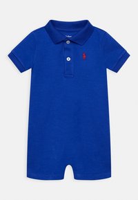 Modrý polo romper s krátkým rukávem vyrobený z bavlny, s límečkem, třemi knoflíky na zapínání a malým červeným logem na hrudi.