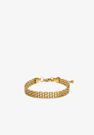 Bracelet en métal doré avec trois brins de chaînes reliés et une fermeture à mousqueton sur fond blanc.