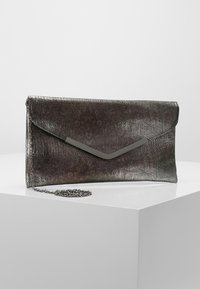 Sac à main métallisé de couleur argent foncé, avec un motif en simili-cuir de serpent texturé, fermeture à rabat et accent en métal fin. Comprend une bandoulière en chaîne amovible.