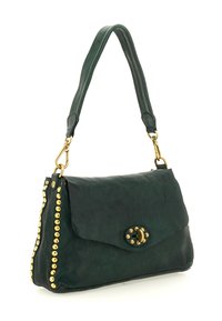 Borsa a mano in pelle verde dalla forma strutturata, con chiusura in tono oro, borchie decorative su un lato e tracolla singola.