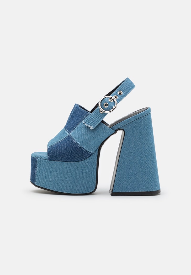 Sandales à plateforme en denim avec un large talon, bout ouvert, sangle de cheville réglable et des patchs en denim contrastants dans des nuances de bleu clair et foncé.
